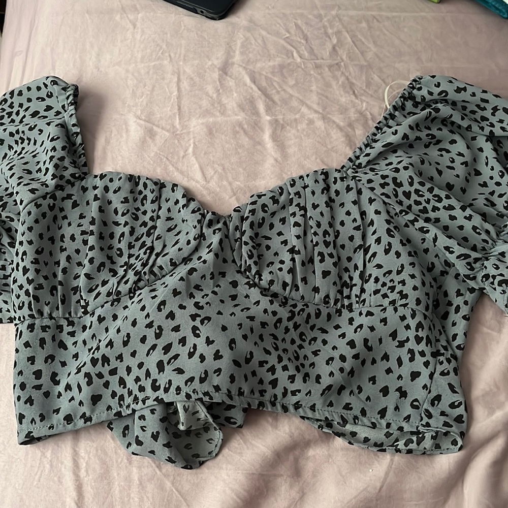 gray/blue cheetah print tie back shirt